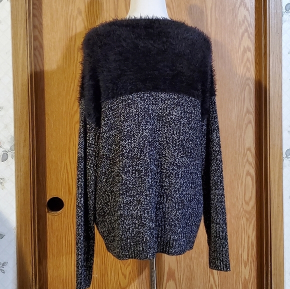 Vince Camuto fuzzy faux fur pullover sweater nylon/acrylic black/white S - Picture 7 of 10